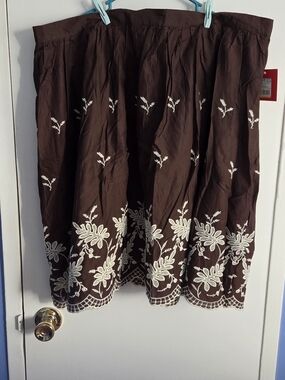 Isaac Mizrahi Brown Midi Skirt with White Floral Embroidery
